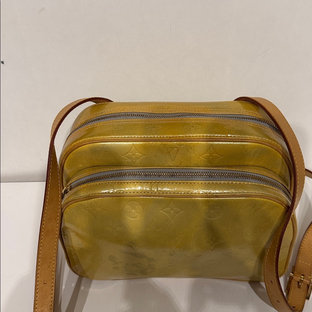 Louis Vuitton Shimmering Gold Bag-pack. Some stain - Picture 5 of 11